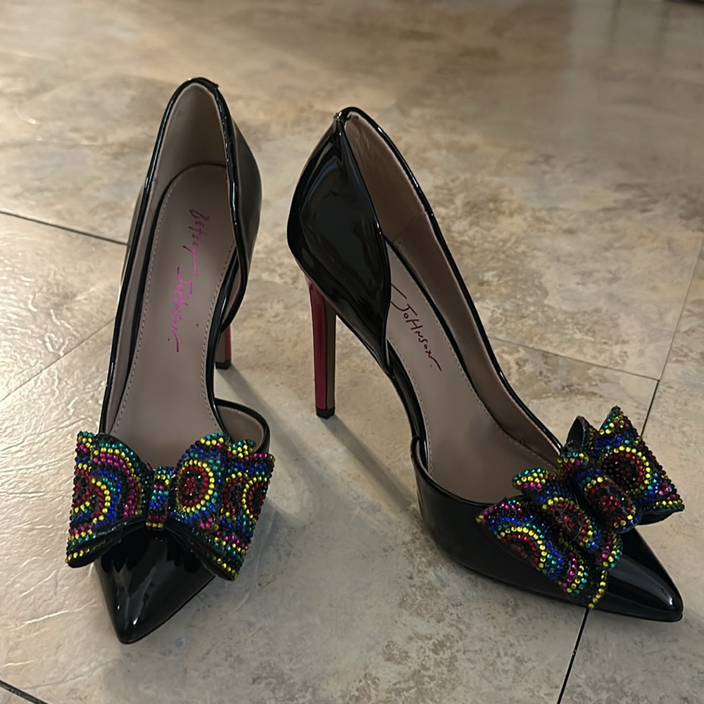 NEW Betsey Johnson size 6 black patent leather heel with rainbow bow